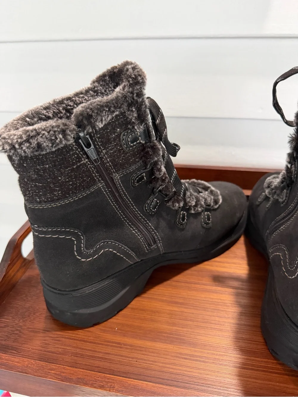 Clarks Black Faux Fur Lined Lace Up Winter Boots Size 8.5 EUC